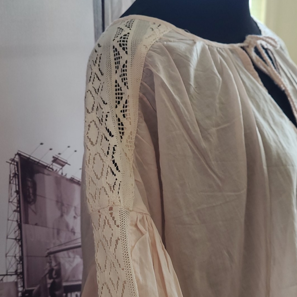 New levis blouse ๐ - Picture 3 of 6